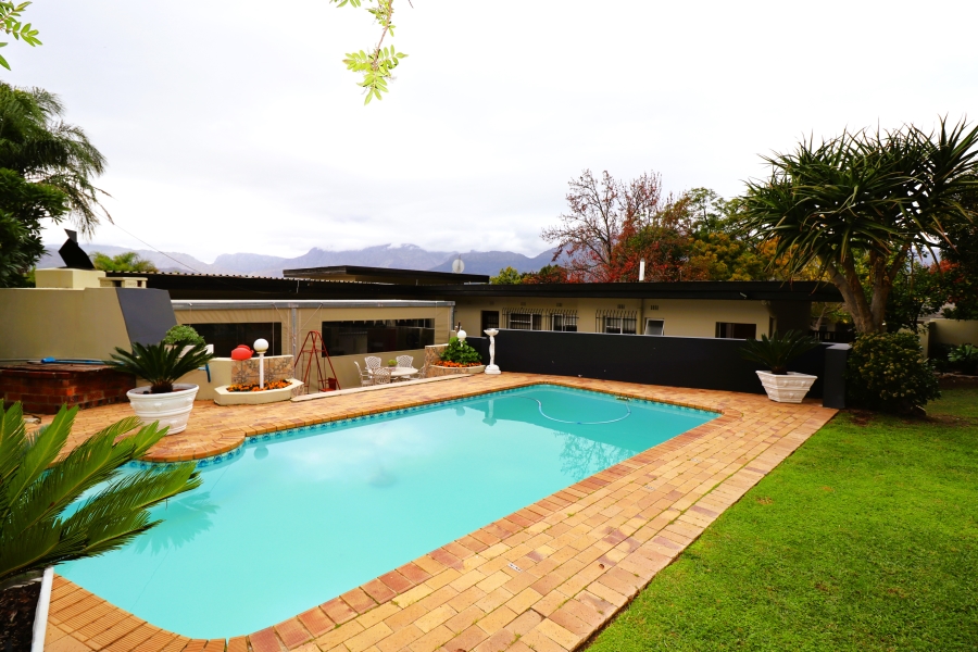 3 Bedroom Property for Sale in Uitsig Western Cape